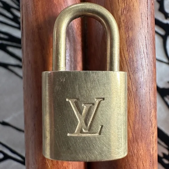 Louis Vuitton LV #321 Lock & Key set in great condition - Picture 6 of 9